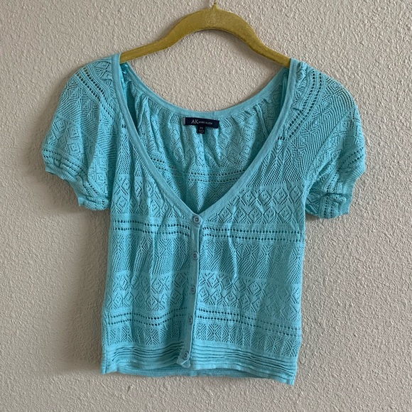 Anne Klein Tops - ANNE KLEIN Short Knit Button Up Top🌴